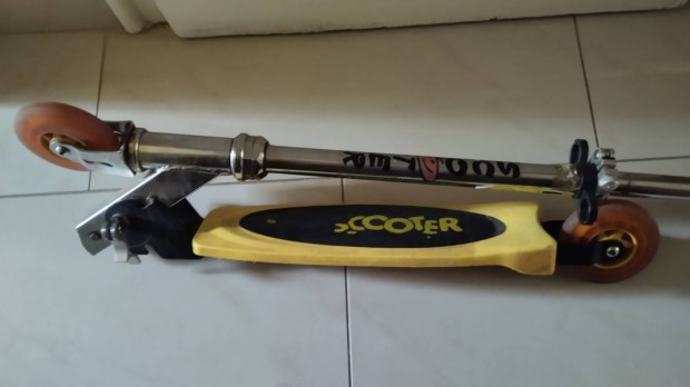 Scooter sszecsukhat srga roller 