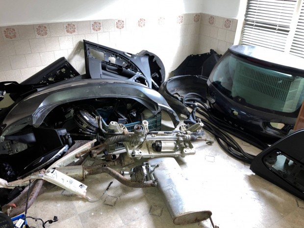 Seat leon bontva egyben v alkatr�szenk�nt