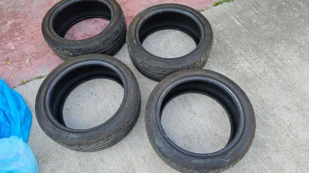 Sebring nyri gumi 215/45 R17 DOT 0122