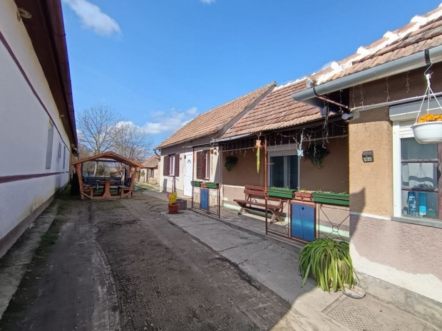 Segesd k�zpontj�ban, fel�j�t�s alatt �ll� csal�di h�z elad�