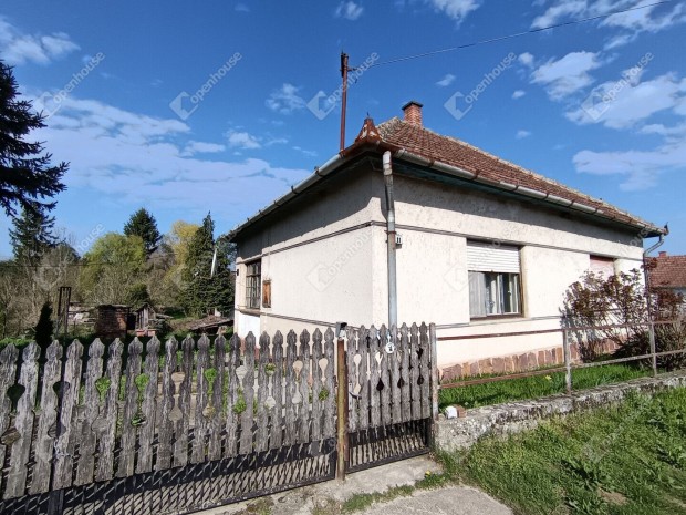 Segesden fel�j�t�sra v�r� csal�di h�z elad�