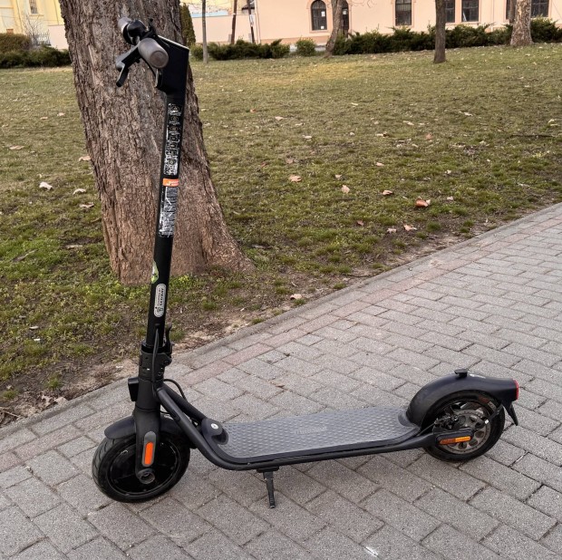 Segway Ninebot F25E Electric Scooter. Roller 
