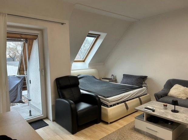 Selyem Utc�n Egy Szob�s Nagy Teraszos T�gla Lak�s Elad�