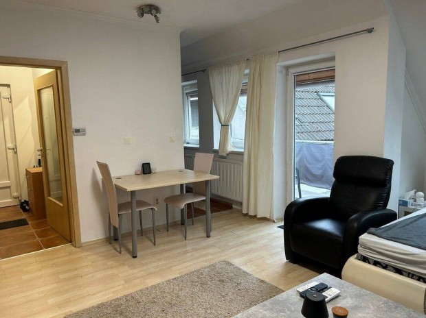 Selyem Utc�n Egy Szob�s Nagy Teraszos T�gla Lak�s Elad�