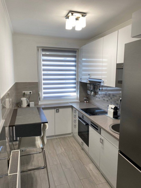 Selyem utc�n els� emeleti fiatalos lak�s elad�