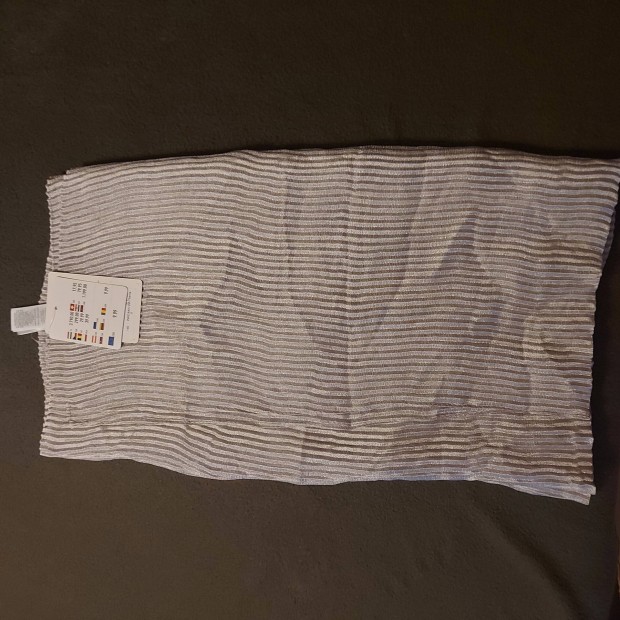 Selymes anyag�, n�i s�l, c�mk�vel  