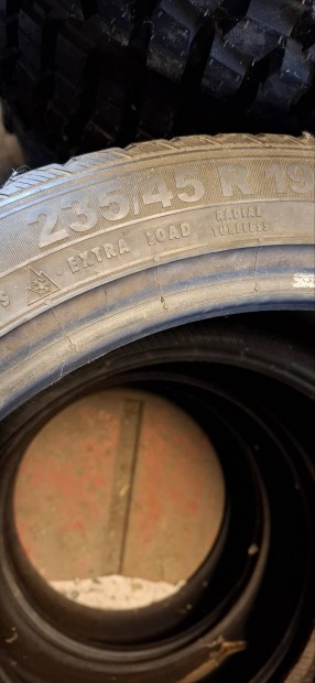 Semperit 235/45 r19