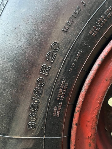 Semperit 365/80 R20 gumi felnire szerelve