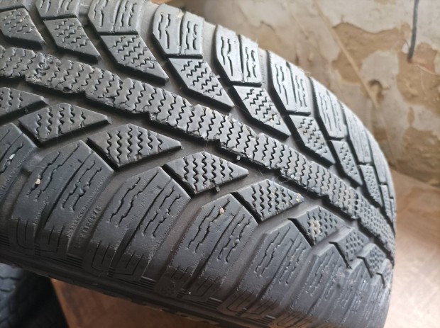 Semperit 4db autógumi 195/65R15 felnire szerelve