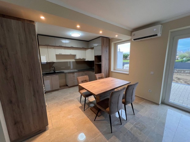 S�ny� Csendes R�sz�n �j �p�t�s� Ikerh�z Elad�