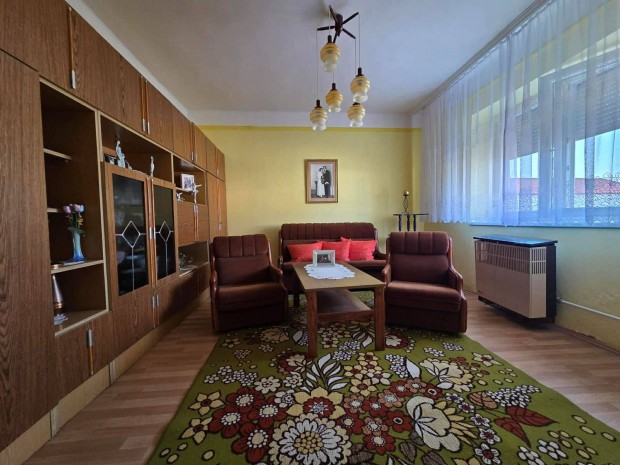 S�ny� k�zpontj�ban csal�di h�z elad�!