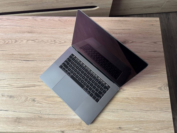 Sérült Macbook Pro 2016 Late 15" Touch - 1 TB SSD, 16 GB RAM, Pro 460