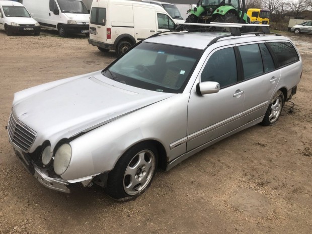 Serült, bontásra, alkatrésznek, Mercedes-benz E 240 jobbkormány