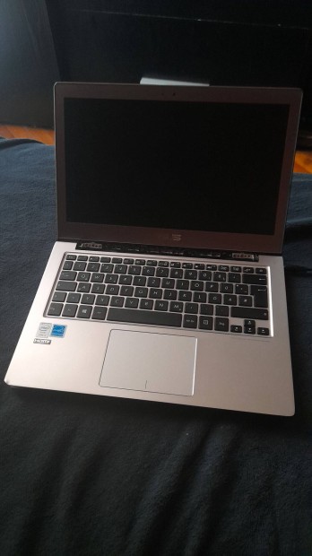 Srlt, hinyos Asus Zenbook UX303L