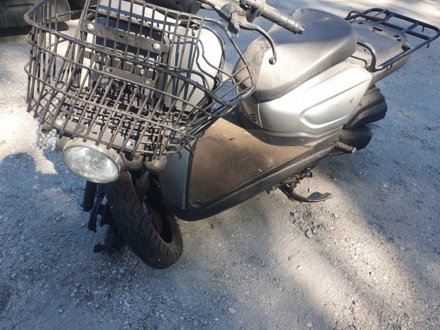 Sérűlt robogó egyben alkatrésznek eladó.