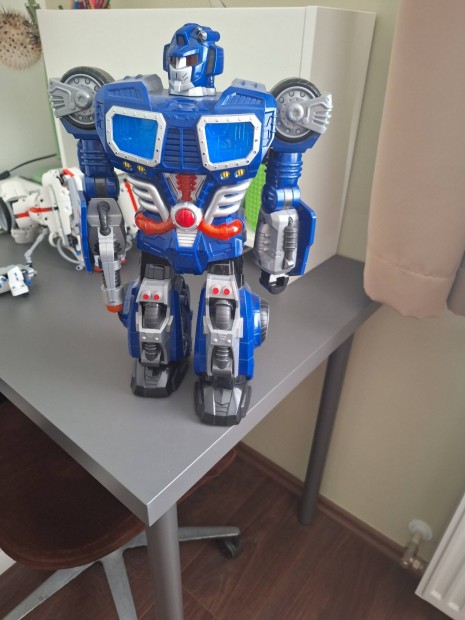 Sétáló, 35cm-es játékrobot eladó!