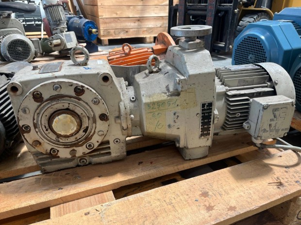 Sew DFT90L-4, SA62-D24B, villanymotor 1,5kW csiga és bolygómű (AB0203