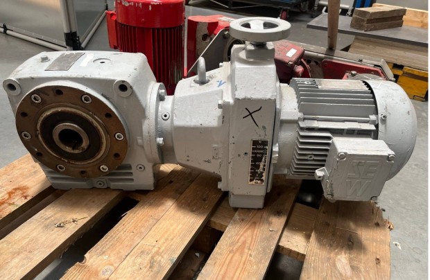 Sew DFT-90L-4, Sew SA62-D24-B, motor bolygó és csigahajtóművel (AB0245