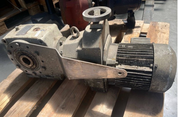 Sew SA62-D24B, bolygóművel ellátott villanymotor (AB0210)