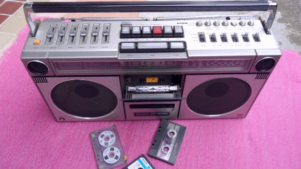 Sharp �jonnan magn�s boombox r�di� 5 hull�mmal kiv�l� min�s�gben