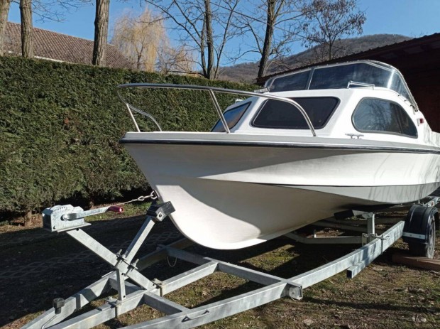 Shetland 535 kabinos kishaj� fel�j�tva elad� trailerrel egy�tt