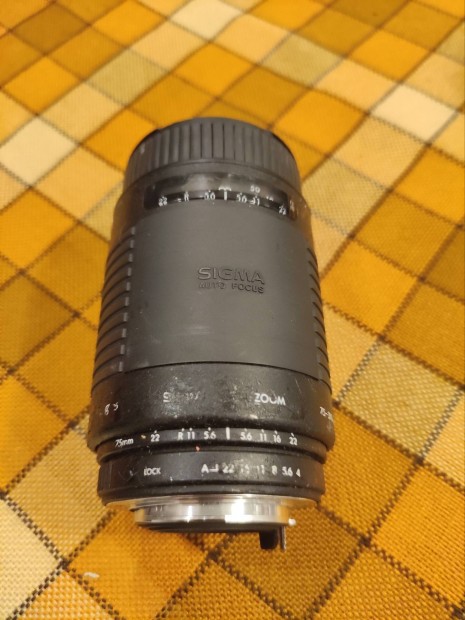 Sigma Autofkusz objektv 75-300 mm 1:4.5-5.6 Pentax K bajonett