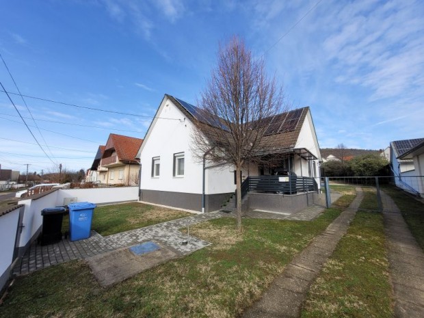 Sikl�s - M�riagy�d�n 108 m-es csal�di h�z elad�