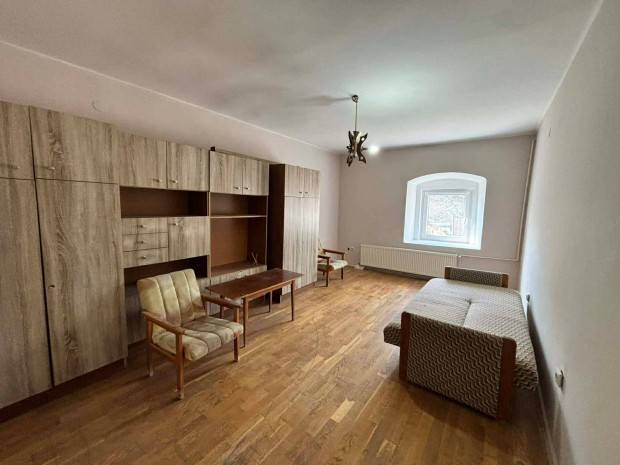 Sikl�s belv�rosi 2 szob�s lak�s