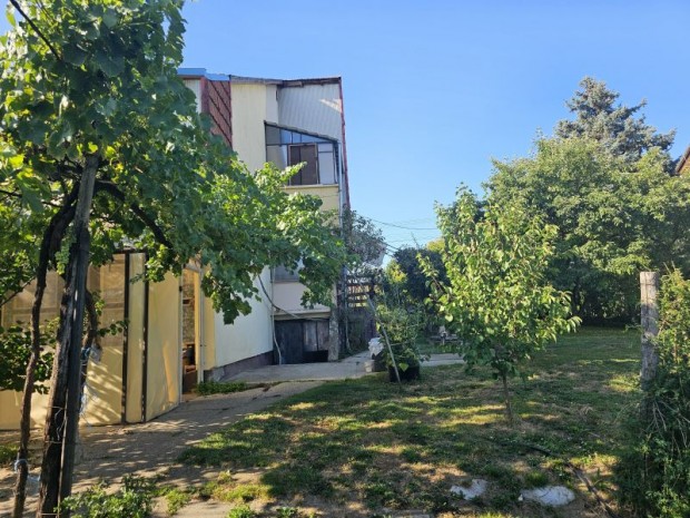 Sikl�s csendes m�gis k�zponti r�sz�n csal�di h�z elad� !