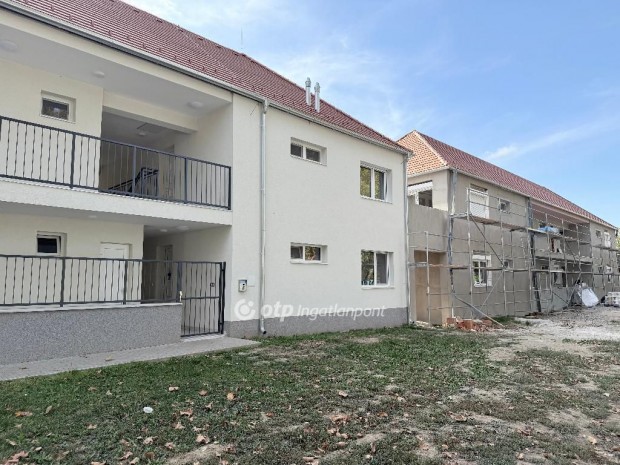 Sikl�si 67 nm-es lak�s elad�