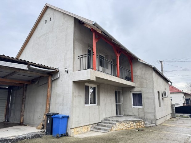 Sikl�son egy 180 m2-es fel�j�tott h�z elad�!