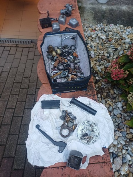 Simson alkatrsz egyben.