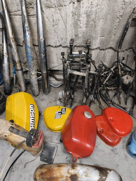 Simson alkatrszek minden mennyisgben.