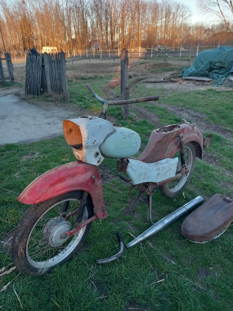 Simson keresek tanul motornak