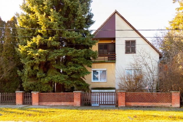 Si�fok Balatonkiliti csendes utc�ban k�tszintes csal�di h�z