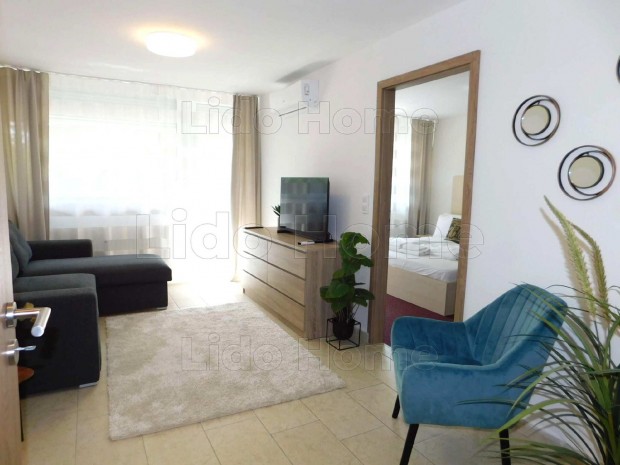 Si�fok Ez�stparton lakberendezett nappali + 2 szoba erk�lyes oldalt