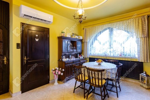 Si�fok Foki-hegyen elad� egy csal�dih�z 2 gar�zzsal, mell�k�p�lettel