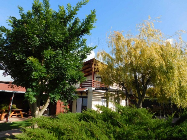 Si�fok S�st�n 2 szintes 3 szob�s gy�ny�r� kertes csal�dih�z 400