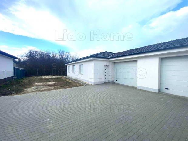 Si�fok-S�st�n �j �p�t�s� csal�di h�z elad�!