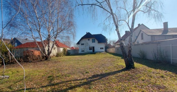 Siófok, Kedvelt utca, 160 m2-es, 2 generációs, családi ház, 4 szobás
