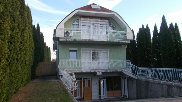 Si�fok, Szabadif�rd�, 168 m2-es, csal�di h�z, 6 szob�s, fel�j�tott /