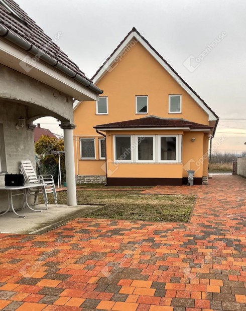 Si�fok belv�ros�ban elad� egy k�tszintes csal�dih�z