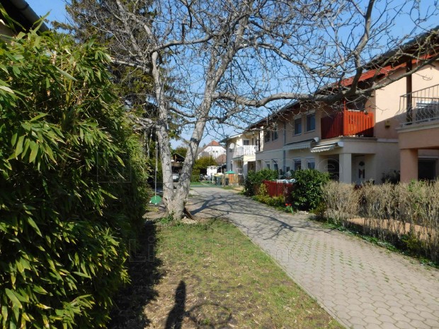 Si�fok belv�rosban fel�j�tott bels� 2 szintes ikerh�z elad� 4 szob�s