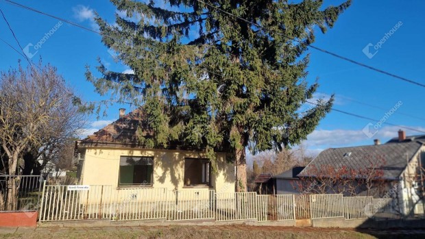 Si�fok csendes, nyugodt utc�j�ban elad� egy telek