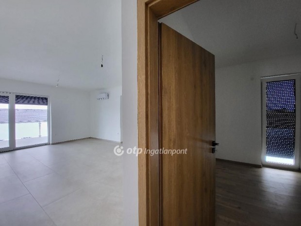 Si�foki elad� 102 nm-es lak�s