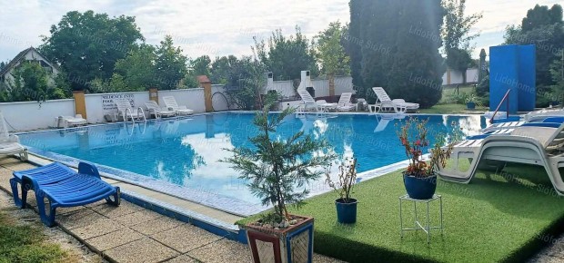 Si�fokon Aranyparthoz 900 m�terre 2 szintes kertes sorh�zas NYARAL�