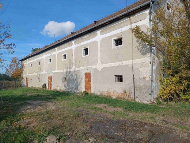 Si�fokt�l 13 km-re �d�nd k�zponti r�sz�n, 3 szintes volt �zemi �p�let