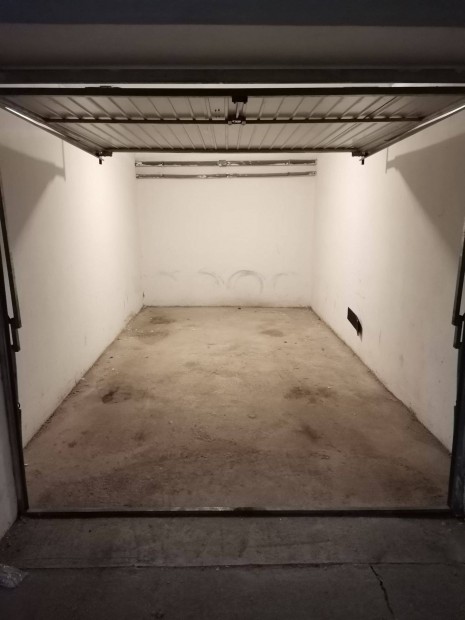 Síp utcán társasház alatti garázs eladó