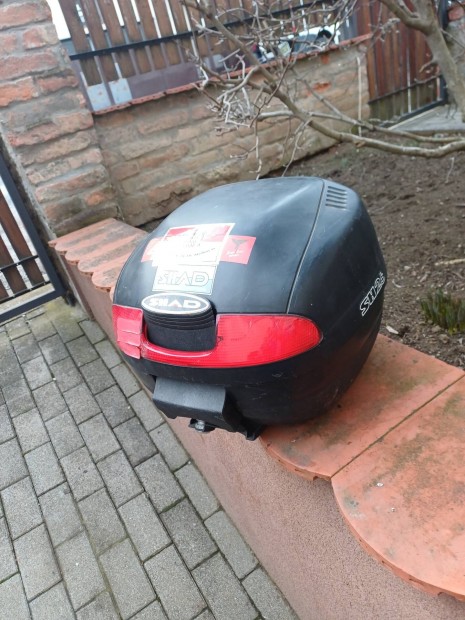 Sisak tart� doboz.