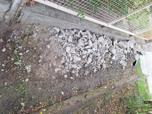 Sitt - trmelk - betondarabok tltsbe Ingyen (kb 4 m3)